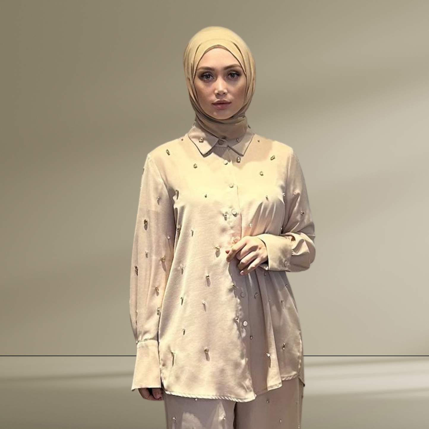 Taş Detaylı Bej Gömlek ve Pantolon Takım