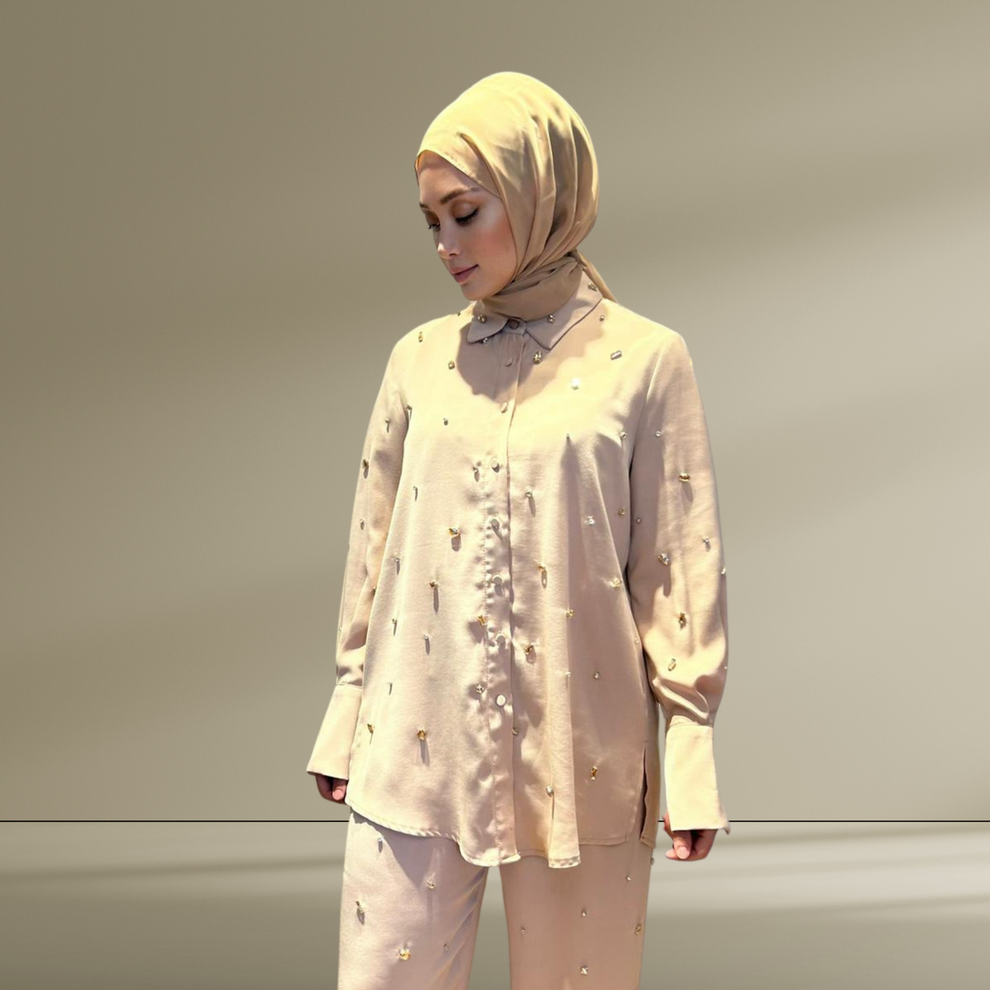 Taş Detaylı Bej Gömlek ve Pantolon Takım